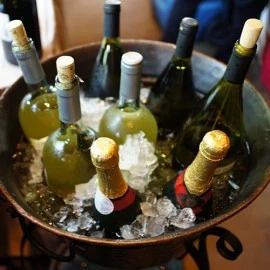 KAKO NAJBRŽE RASHLADITI VINO U OVIM TOPLIM DANIMA?