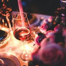 PET RAZLOGA DA PIJETE ROZE NA DAN ZALJUBLJENIH