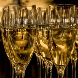 ŠAMPANJCI I PENUŠAVA VINA