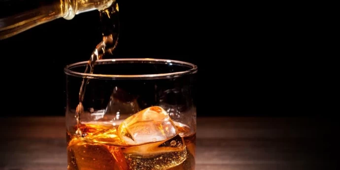 Johnnie Walker viski: Vodič kroz vrste, cene i kako da ga kupite online u Srbiji